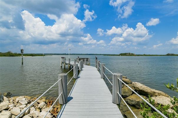 Exterior, Lake