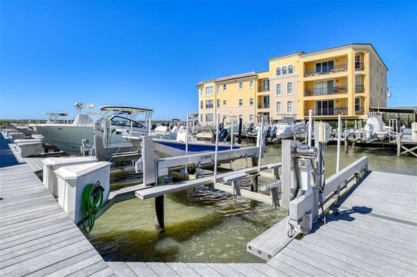 Exterior, Lake