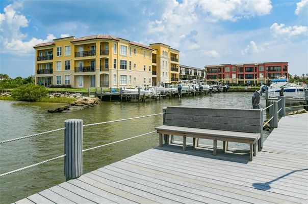 Exterior, Lake