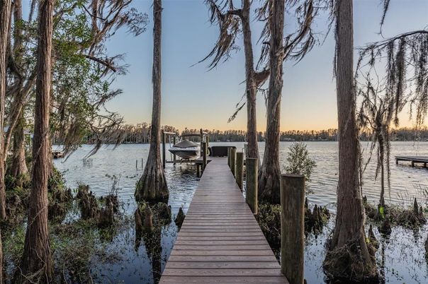 Exterior, Lake