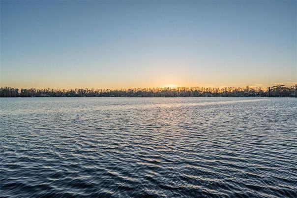 Exterior, Lake