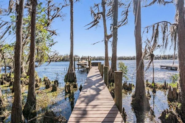 Exterior, Lake