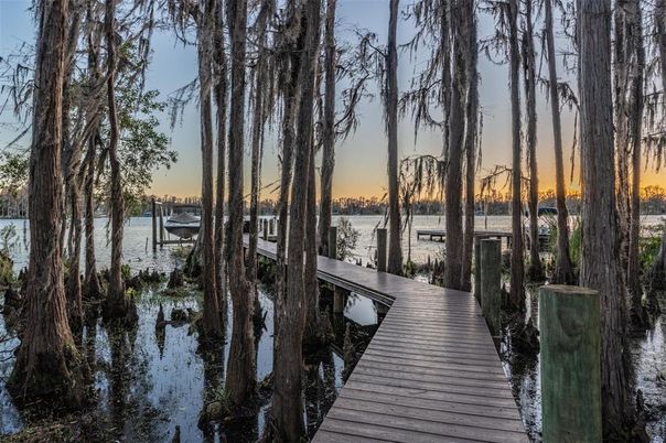 Exterior, Lake