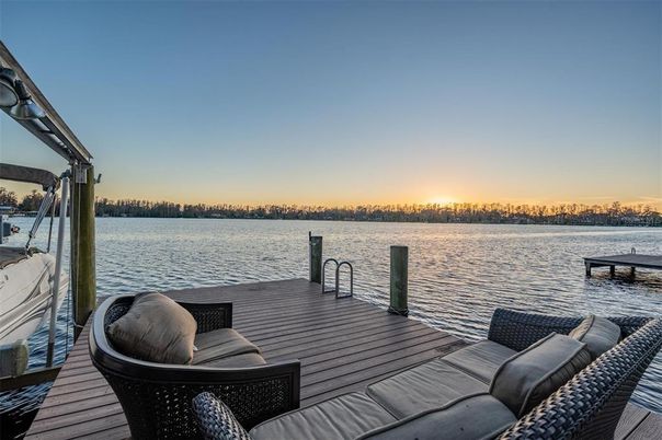Exterior, Lake