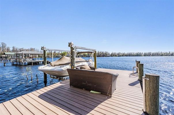 Exterior, Lake