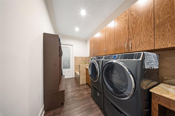 Interior, Recessed Lighting, Washer, Wood Texture Flooring