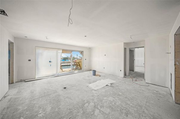 Empty room, Interior