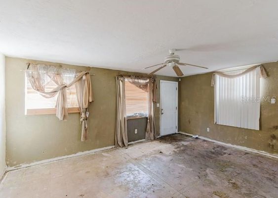 Empty room, Interior