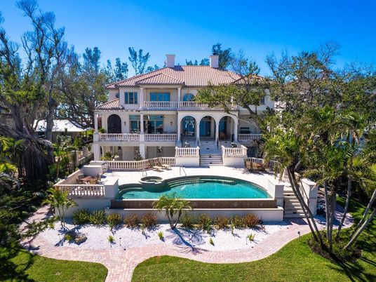 Exterior, Facade, Pool, Mediterranean