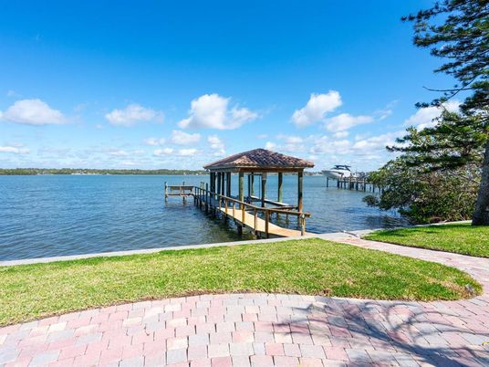 Exterior, Lake