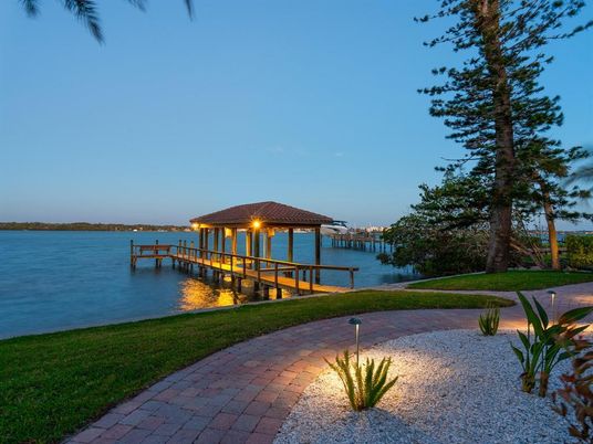 Exterior, Lake
