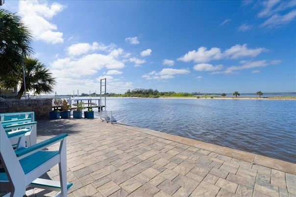 Exterior, Lake