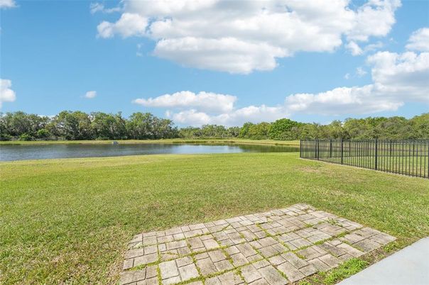 Exterior, Lake