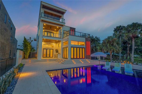 Exterior, Facade, Pool, Modern