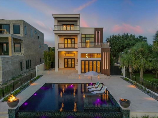 Exterior, Facade, Pool, Modern