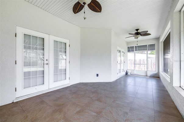 Empty room, Interior
