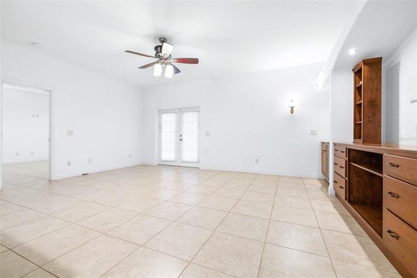 Empty room, Interior