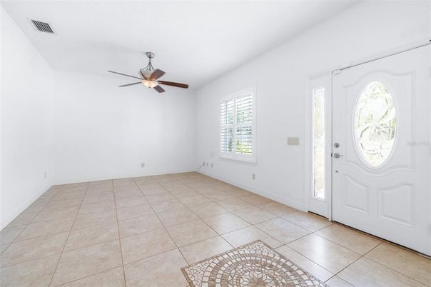 Empty room, Interior