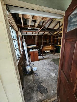 Garage, Interior, Wooden Beams