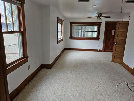 Empty room, Interior