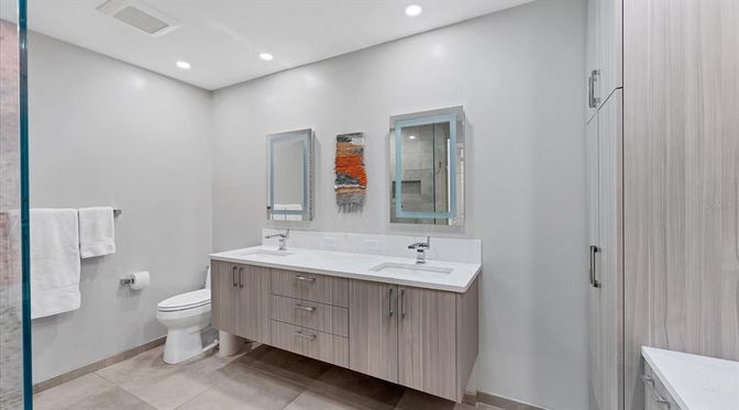 Bathroom, Dual Sink Vanities, Interior, Recessed Lighting