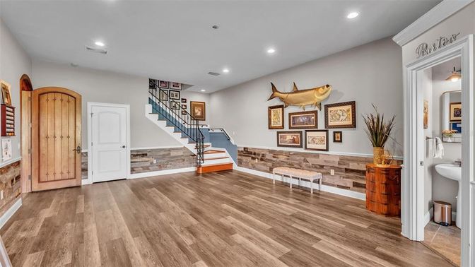 Interior, Recessed Lighting, Wood Texture Flooring