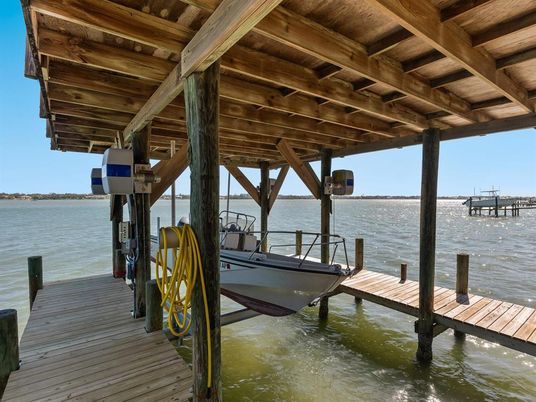 Exterior, Lake