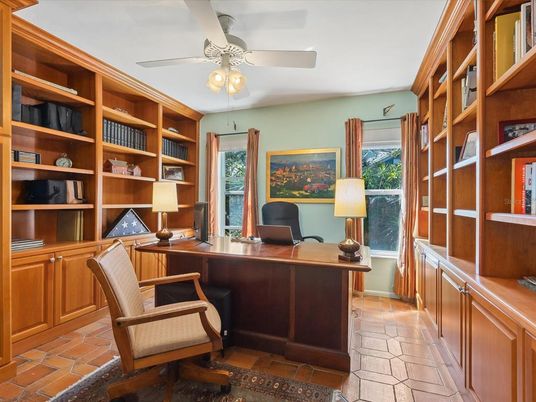 Home Office, Interior