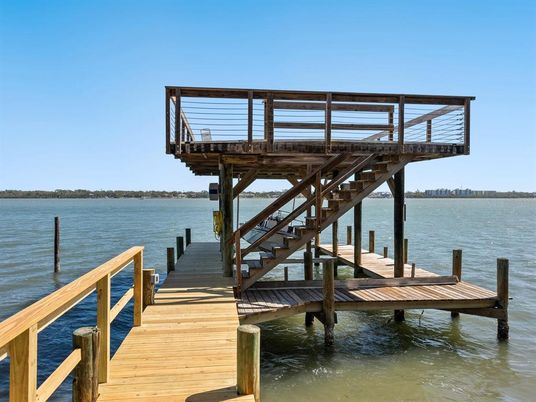 Exterior, Lake