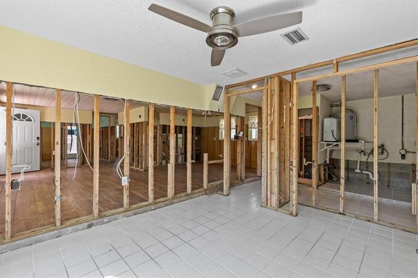 Empty room, Interior