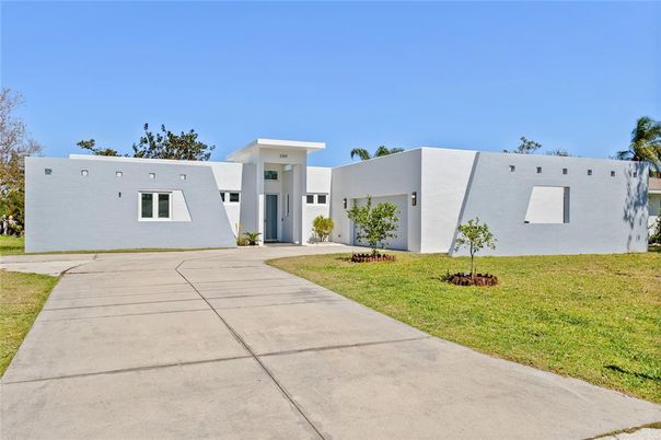 Backyard, Exterior, Facade, Modern