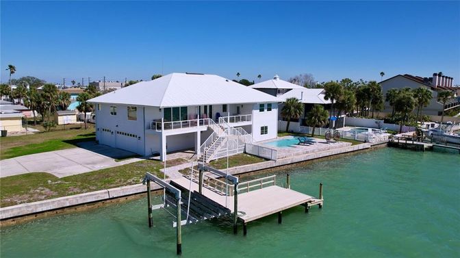 Exterior, Lake