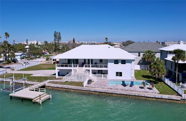 Exterior, Lake