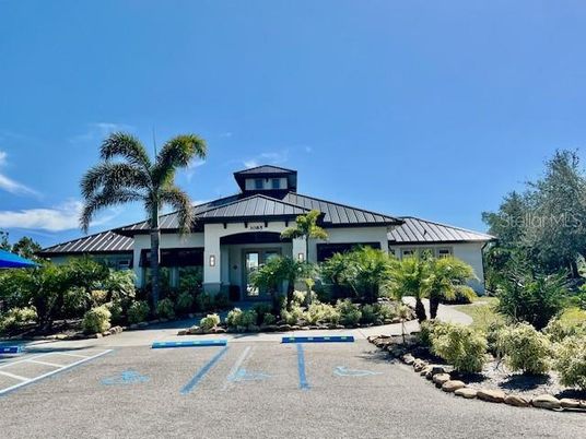Exterior, Facade, Ranch