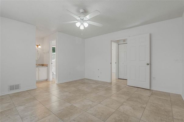 Empty room, Interior