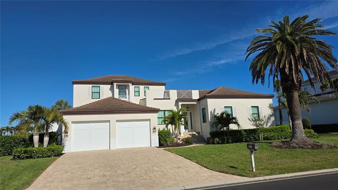 Attached, Exterior, Facade, Mediterranean