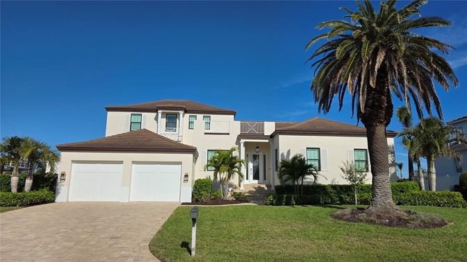 Attached, Exterior, Facade, Mediterranean