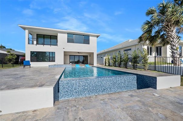 Exterior, Facade, Pool, Modern