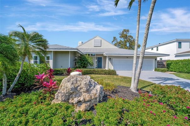 Attached, Exterior, Facade, Ranch