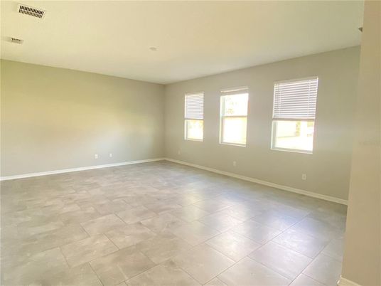 Empty room, Interior