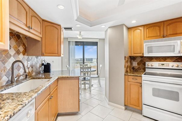 Dining room, Interior, Kitchen, Recessed Lighting