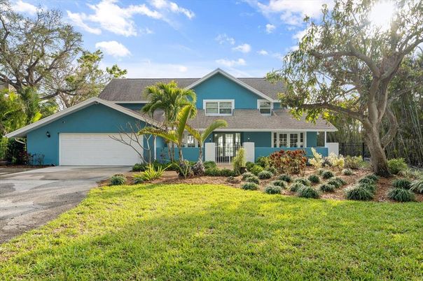 Attached, Exterior, Facade, Ranch