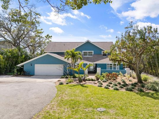 Attached, Exterior, Facade, Ranch