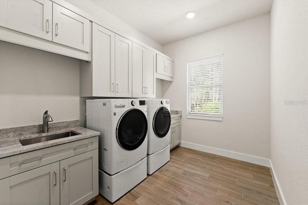 Interior, Recessed Lighting, Washer, Wood Texture Flooring