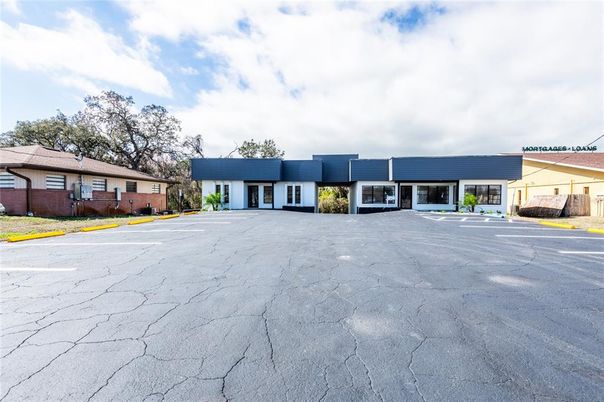 Exterior, Facade, Ranch