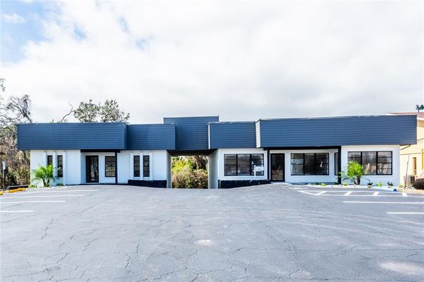 Exterior, Facade, Ranch
