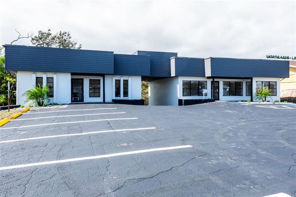 Exterior, Facade, Ranch