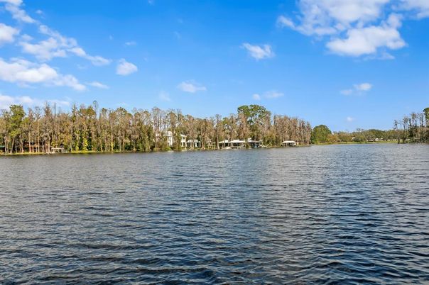 Exterior, Lake