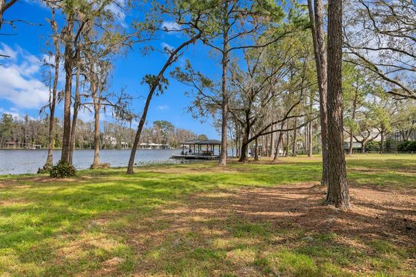Exterior, Lake