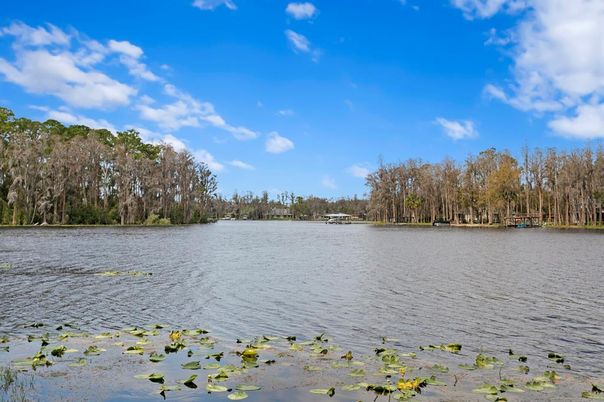 Exterior, Lake